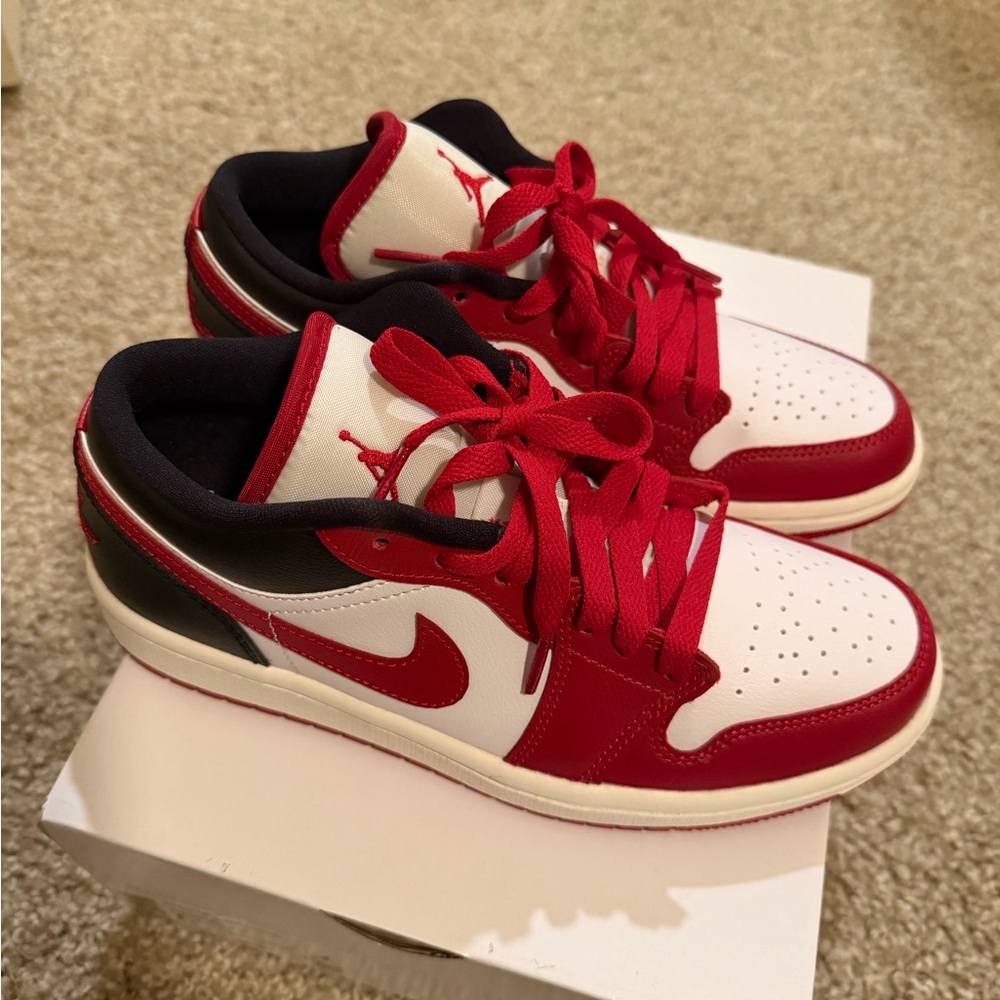 Nike Low-Top Sneakers in White, Red & Black